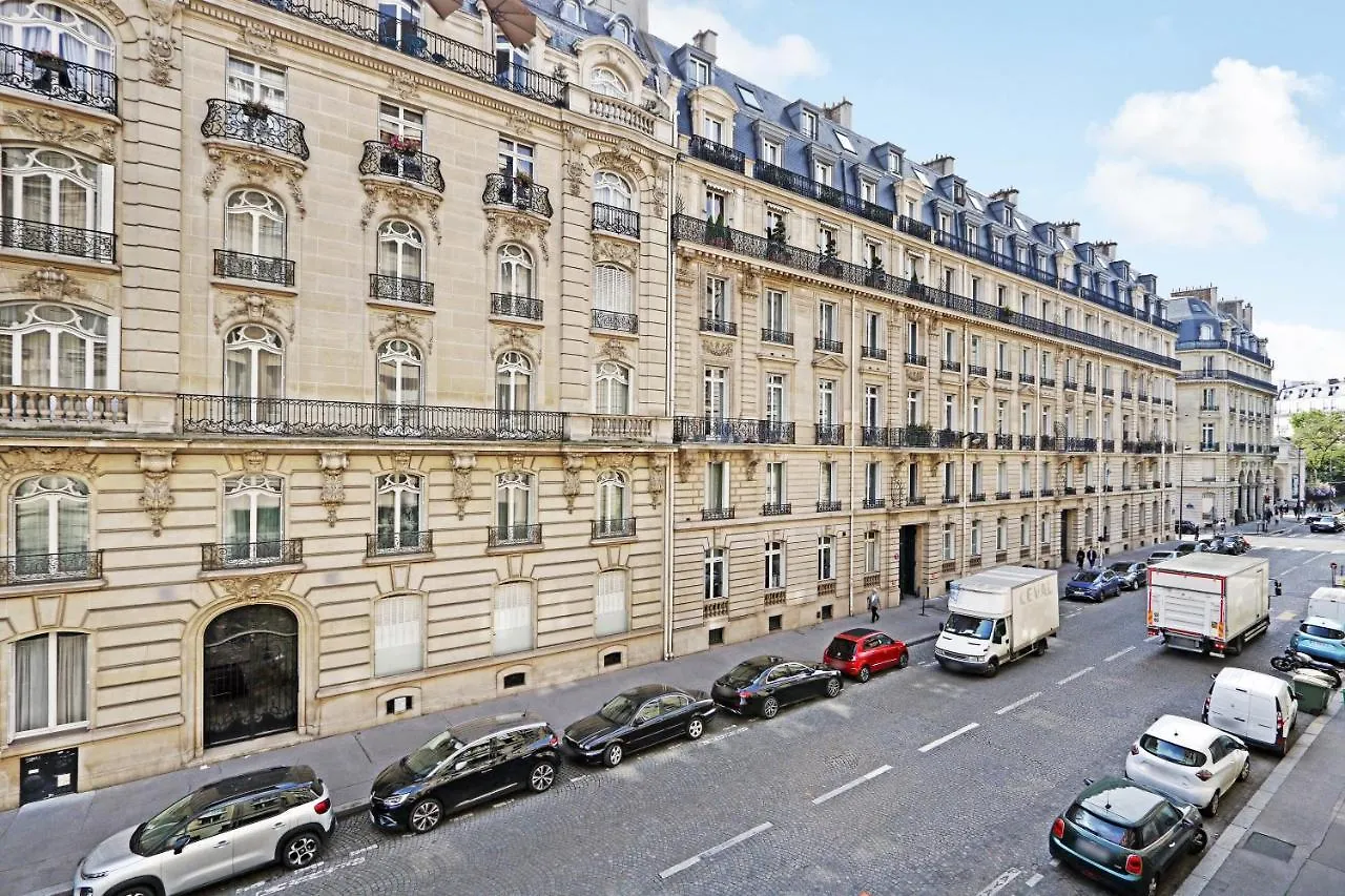 Pick A Flat'S Apartment In Triangle D'Or - Pierre 1Er De Serbie Paris 0*,  France