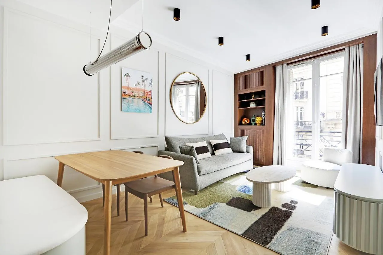 Pick A Flat'S Apartment In Triangle D'Or - Pierre 1Er De Serbie Paris 0*,  France